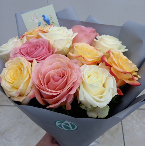 Букет из 11 роз нежный микс 50 см (Эквадор) в корейской упаковке