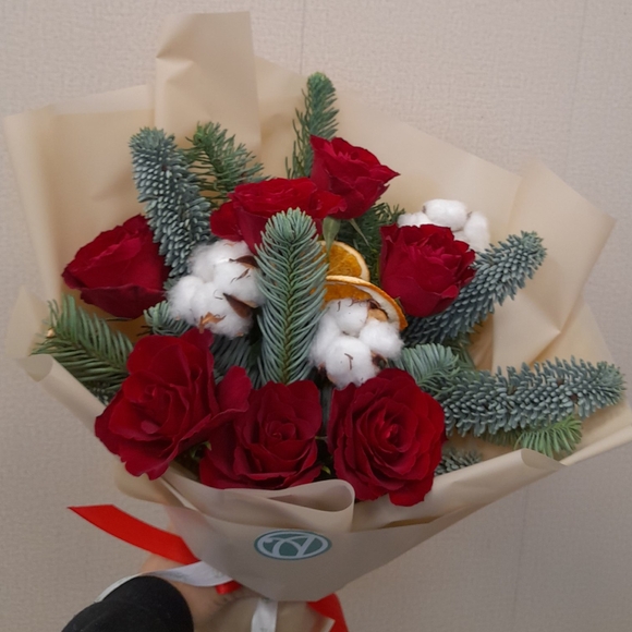 Зимний букет с красной розой Кения - M в корейской упаковке