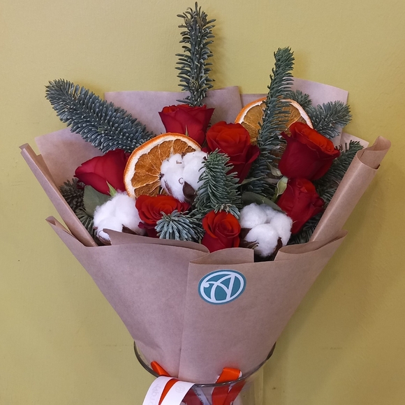 Зимний букет с красной розой Кения - M в корейской упаковке