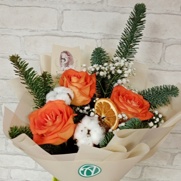 Зимний букет-комплимент с оранжевой розой Кения в корейской упаковке