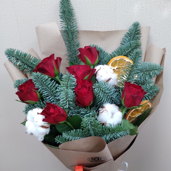 Зимний букет с красной розой Кения - M в корейской упаковке