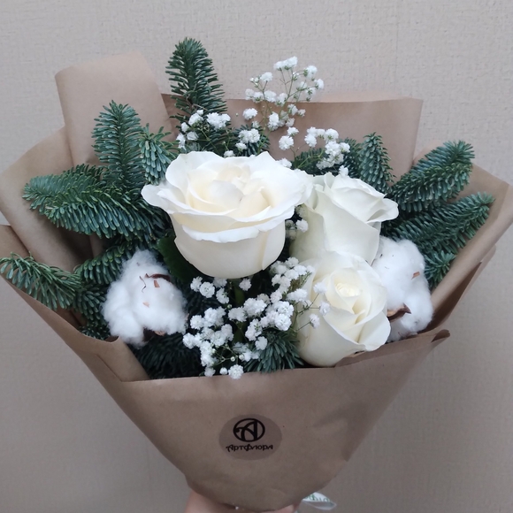 Зимний букет с белой розой Эквадор - S в корейской упаковке