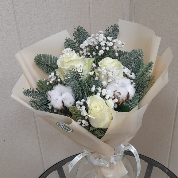 Зимний букет с белой розой Эквадор - S в корейской упаковке