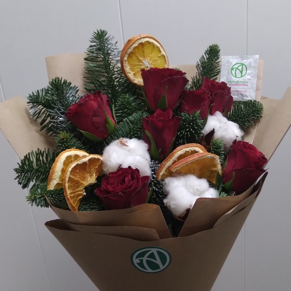 Зимний букет с красной розой Кения - M в корейской упаковке