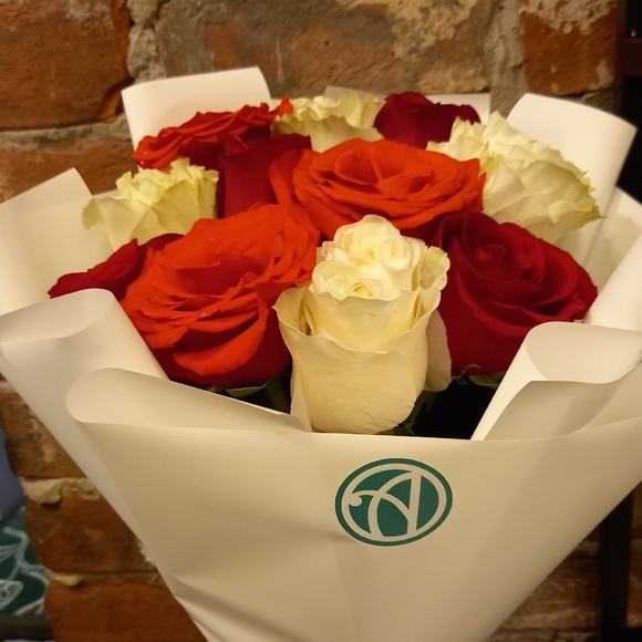 Букет из 11 роз яркий микс 50 см (Эквадор) в корейской упаковке