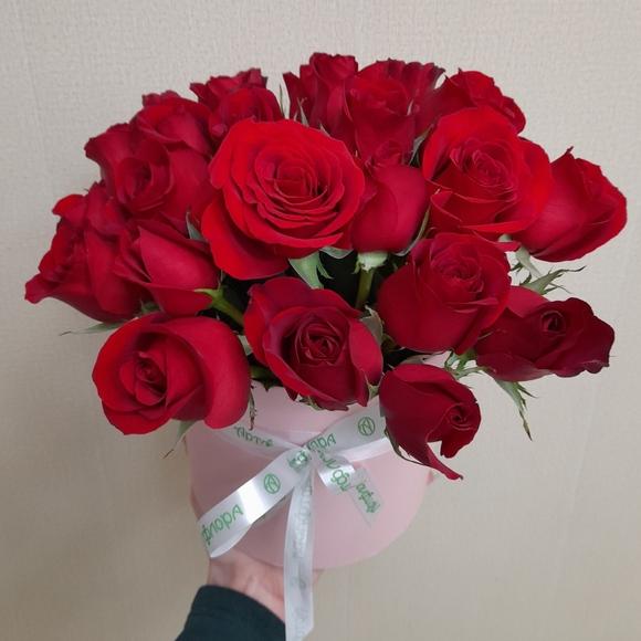 Букет в шляпной коробке small из 25 красных роз (Кения)