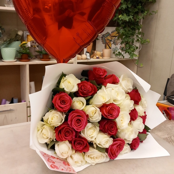 Набор размер L с букетом 35 красных и белых роз Кения (50 см)