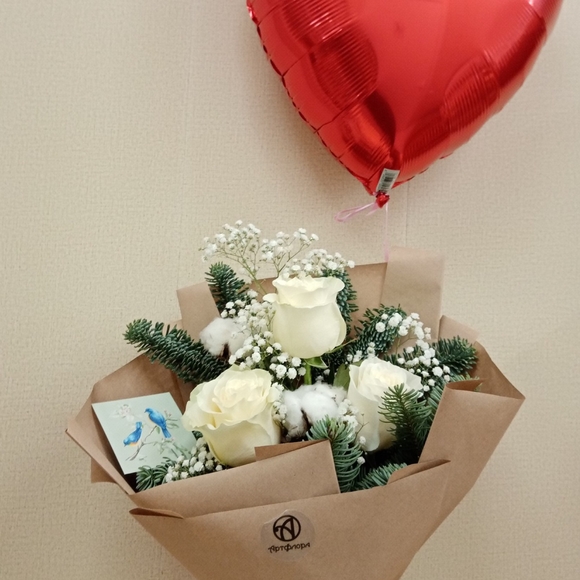 Зимний букет с белой розой Эквадор - S в корейской упаковке