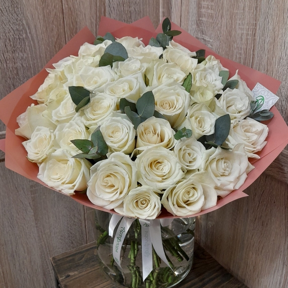 Букет из 35 белых роз 50 см (Кения) с фисташкой в розовой упаковке