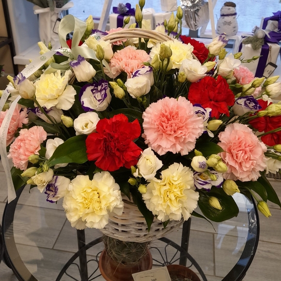 Корзина с гвоздикой микс, лизиантусом и зеленью