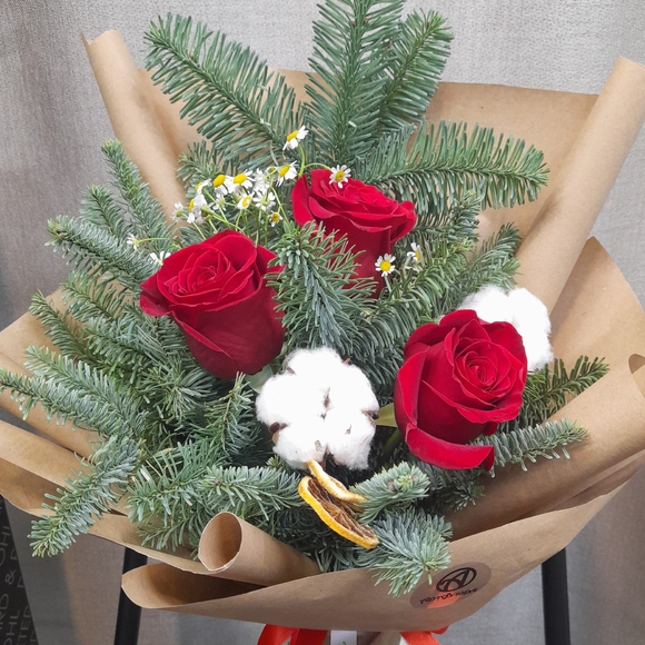 Зимний букет с красной розой Эквадор - S в корейской упаковке