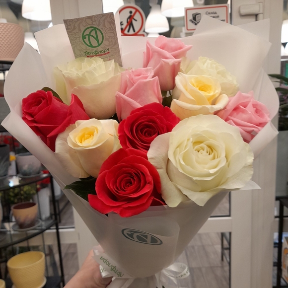 Букет из 11 роз нежный микс 50 см (Эквадор) в корейской упаковке