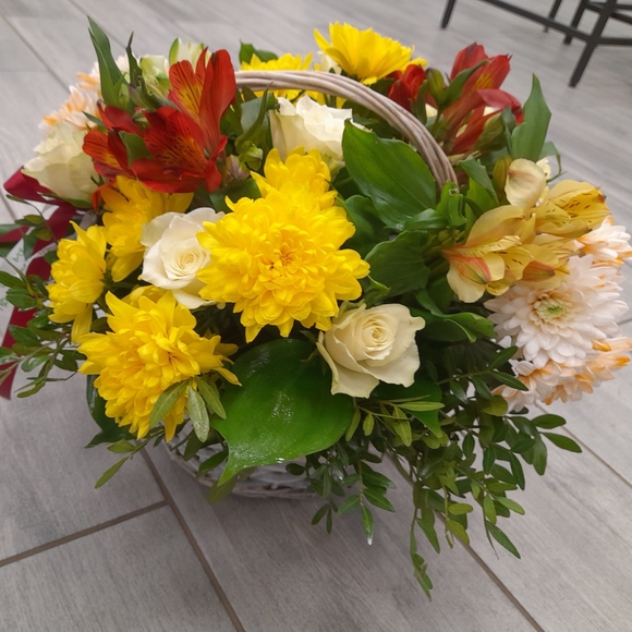 Корзина с белыми розами (Кения), хризантемой, альстромерией и зеленью