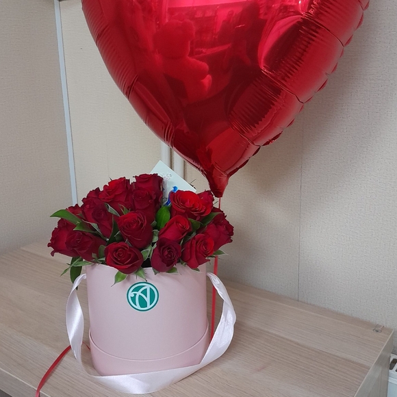 Букет в шляпной коробке small из 25 красных роз (Кения)