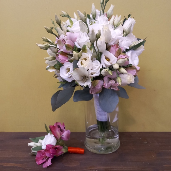 Букет невесты из лизиантуса (эустом) и альстромерии