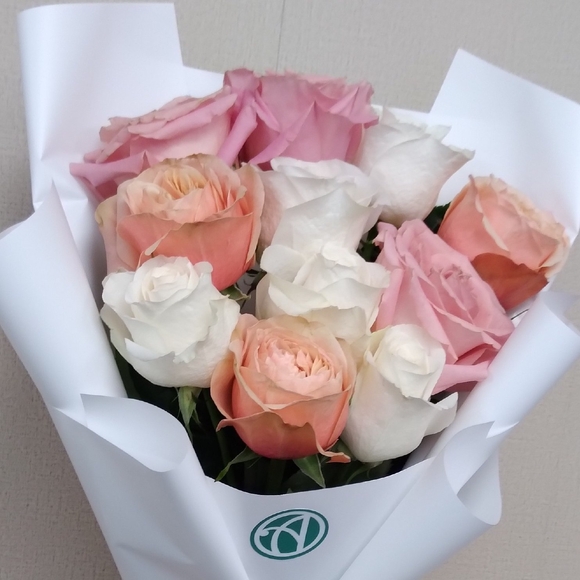 Букет из 11 роз нежный микс 50 см (Эквадор) в корейской упаковке