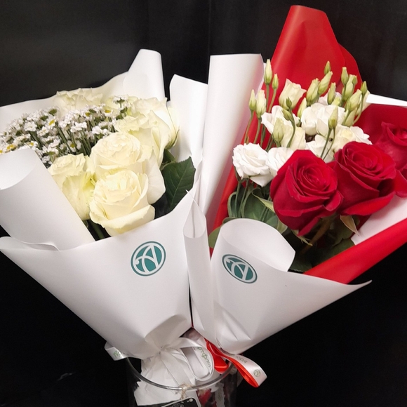 Букет из красных роз 50 см (Эквадор) и лизиантус - S в корейской упаковке