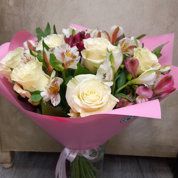 Букет из белых эквадорских роз и альстромерии микс - М