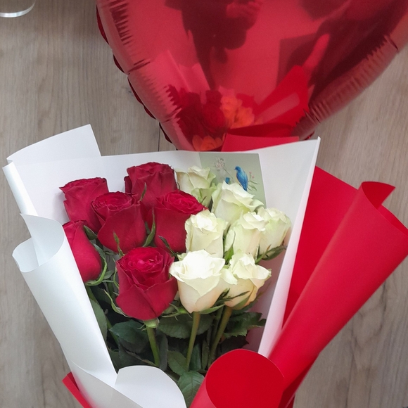 Набор размер S с букетом из 13 красных и белых роз 50 см (Кения) в корейской упаковке
