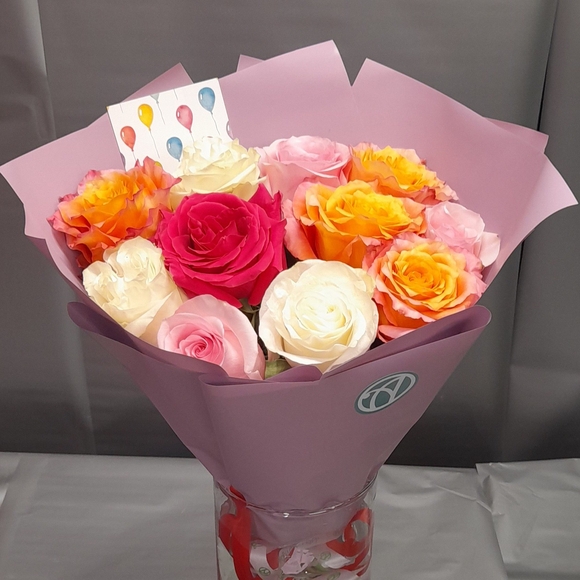 Букет из 11 роз яркий микс 50 см (Эквадор) в корейской упаковке