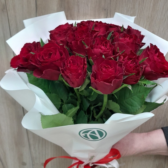 Букет из 15 красных роз Кения (35 см)