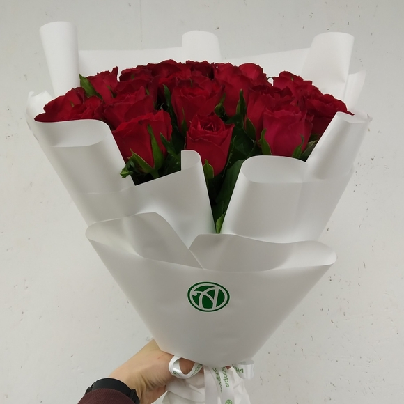 Букет из 15 красных роз Кения (35 см)