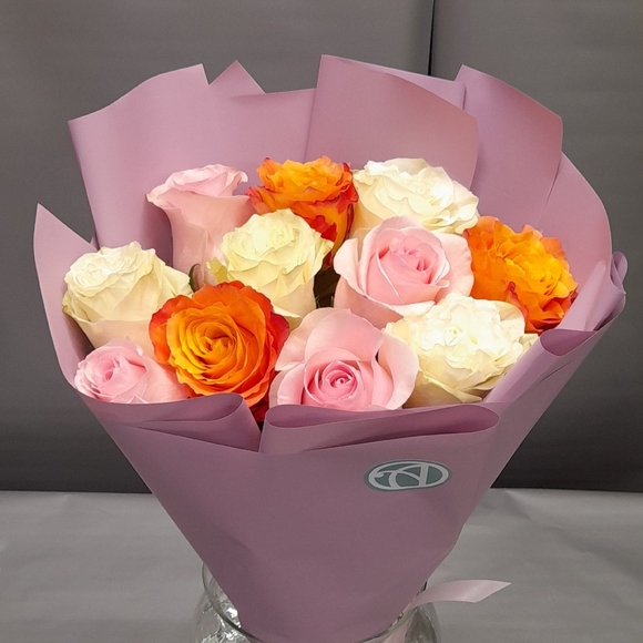 Букет из 11 роз яркий микс 50 см (Эквадор) в корейской упаковке