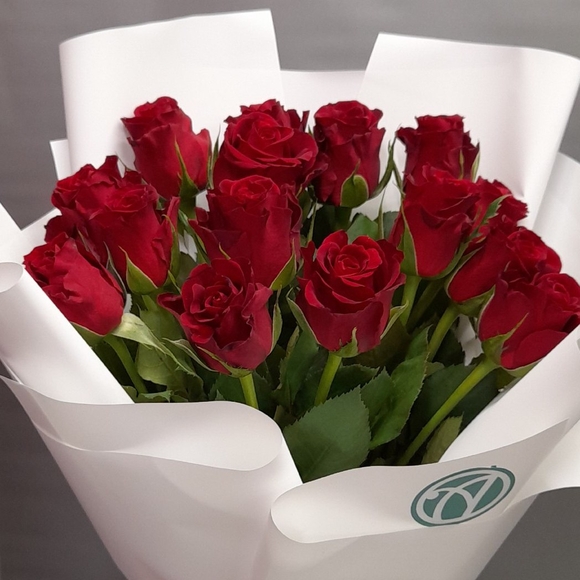 Букет из 15 красных роз Кения (35 см)