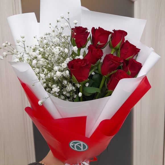 Букет из красных роз 50 см (Кения) и гипсофилы - S в корейской упаковке