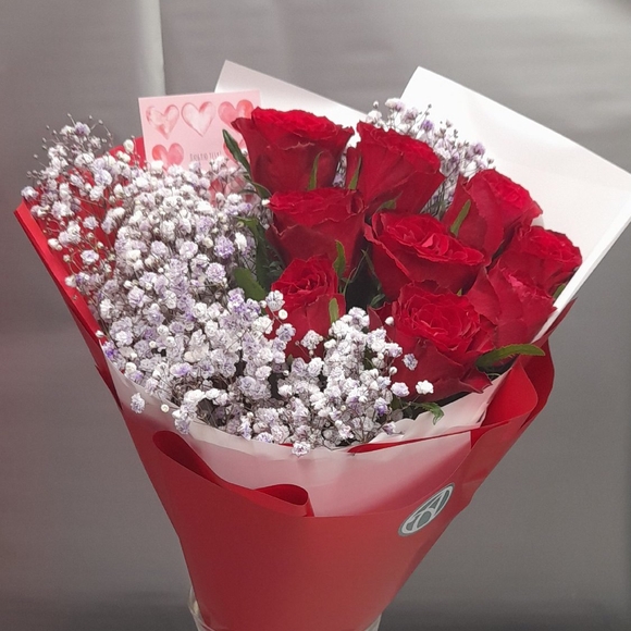 Букет из красных роз 50 см (Кения) и гипсофилы - S в корейской упаковке