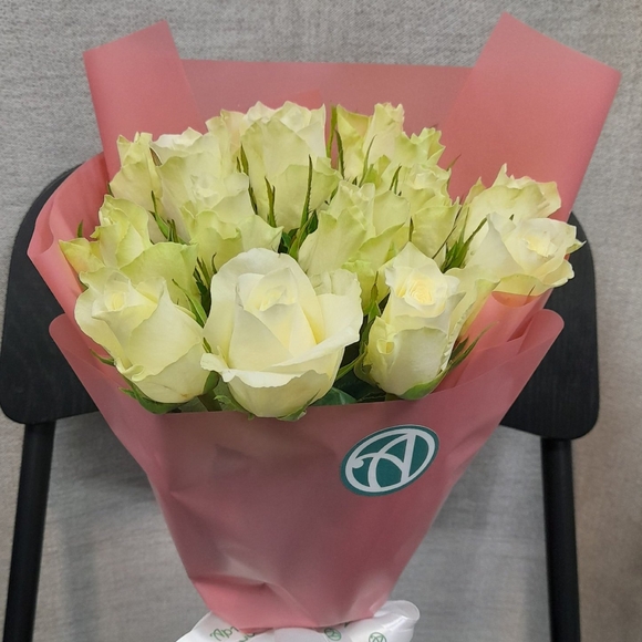 Букет из 15 белых роз Кения (35 см)