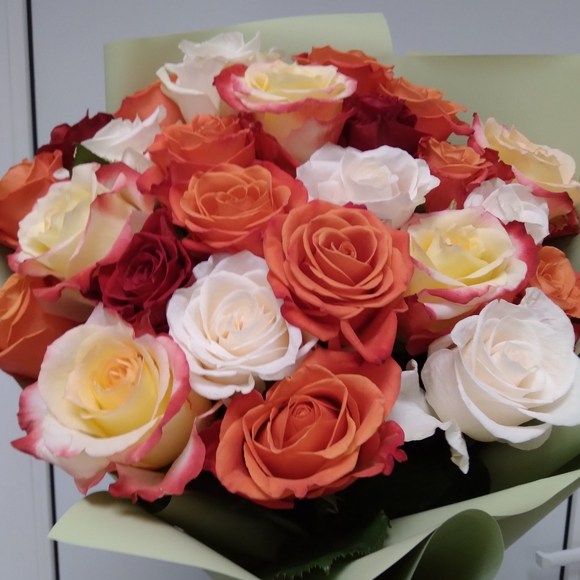 Букет из 25 роз яркий микс 50 см (Эквадор) в корейской упаковке