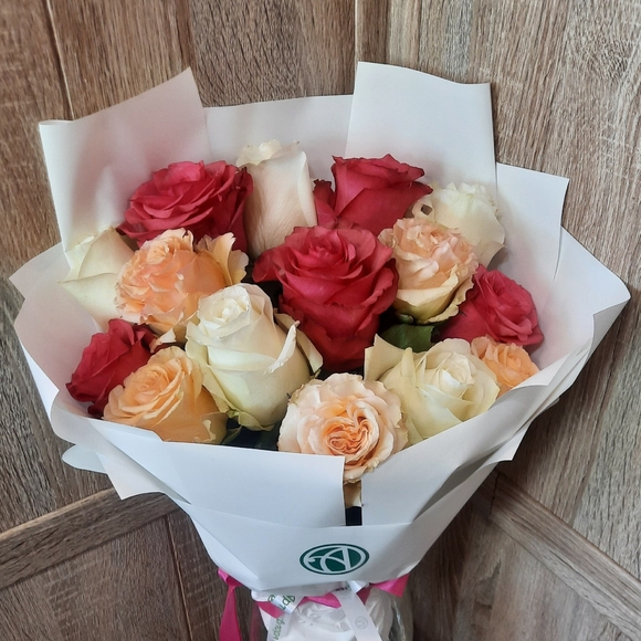 Букет из 15 роз нежный микс 50 см (Эквадор) в корейской упаковке