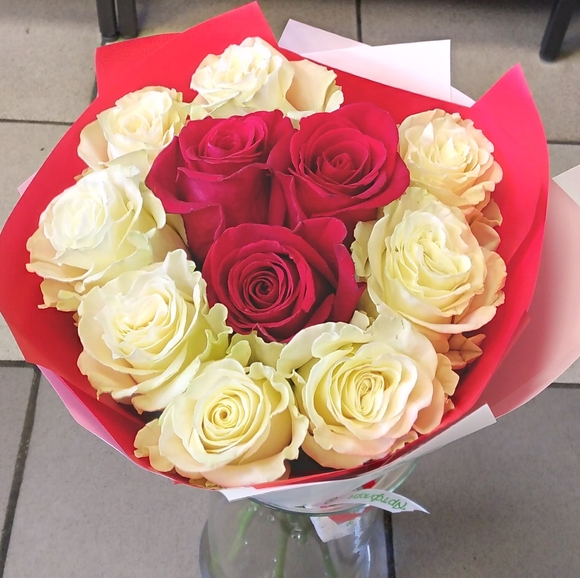 Букет из 11 красных и белых роз 50 см (Эквадор) в корейской упаковке