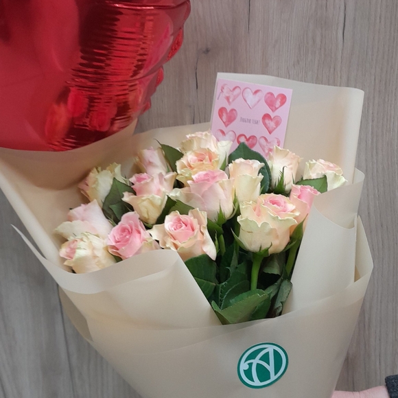 Набор размер S с букетом из 15 розовых роз Кения (35 см) в корейской упаковке