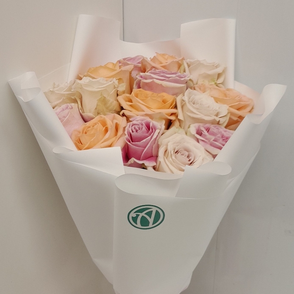 Букет из 15 роз нежный микс 50 см (Эквадор) в корейской упаковке
