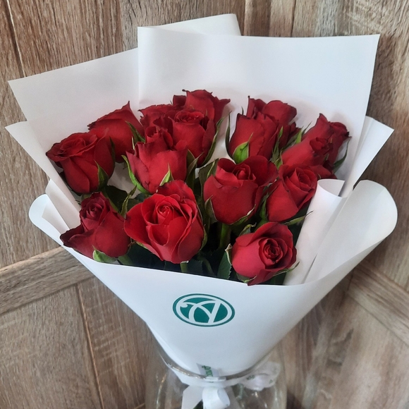 Букет из 15 красных роз Кения (35 см)