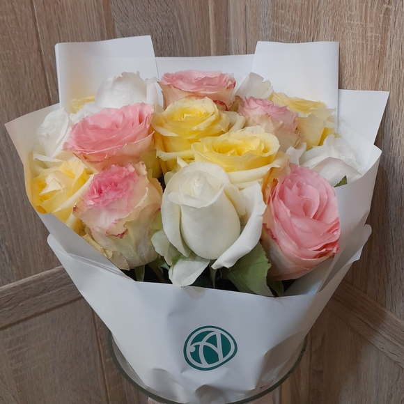 Букет из 15 роз нежный микс 50 см (Эквадор) в корейской упаковке
