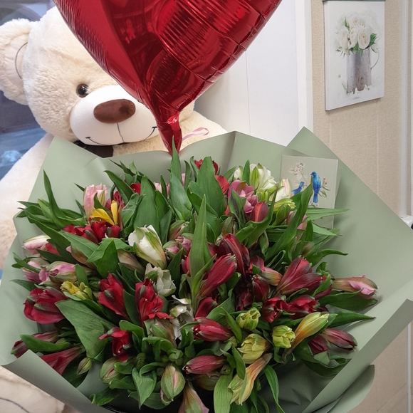 Набор размер L с букетом 25 альстромерий в корейской упаковке