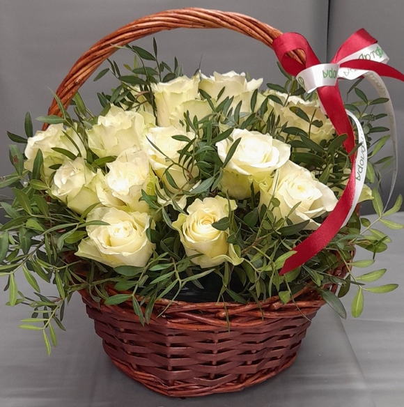 25 белых роз Кения с зеленью в корзине