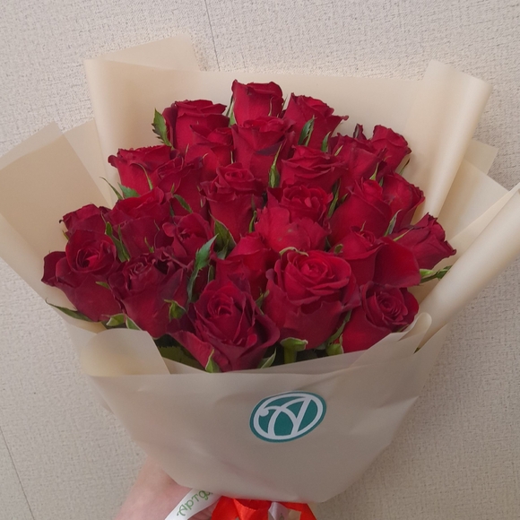 Букет из 25 красных роз Кения (35 см)