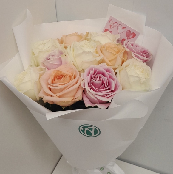 Букет из 11 роз нежный микс 50 см (Эквадор) в корейской упаковке