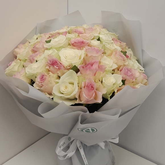 Букет из 51 белой и розовой розы Кения (35 см) в корейской упаковке