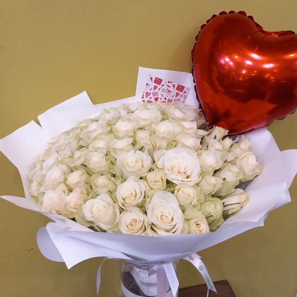 Букет из 51 белой розы Кения (35 см) в корейской упаковке