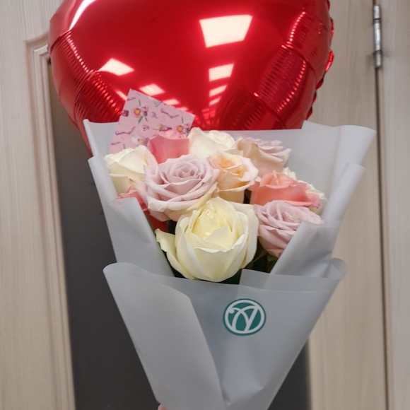 Букет из 11 роз нежный микс 50 см (Эквадор) в корейской упаковке