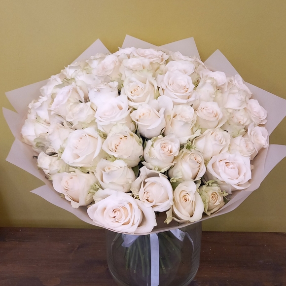 Букет из 51 белой розы Кения (35 см) в корейской упаковке