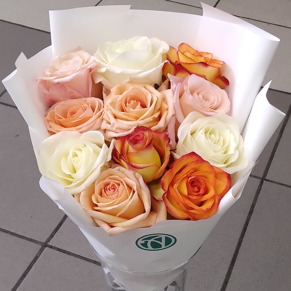 Букет из 11 роз нежный микс 50 см (Эквадор) в корейской упаковке
