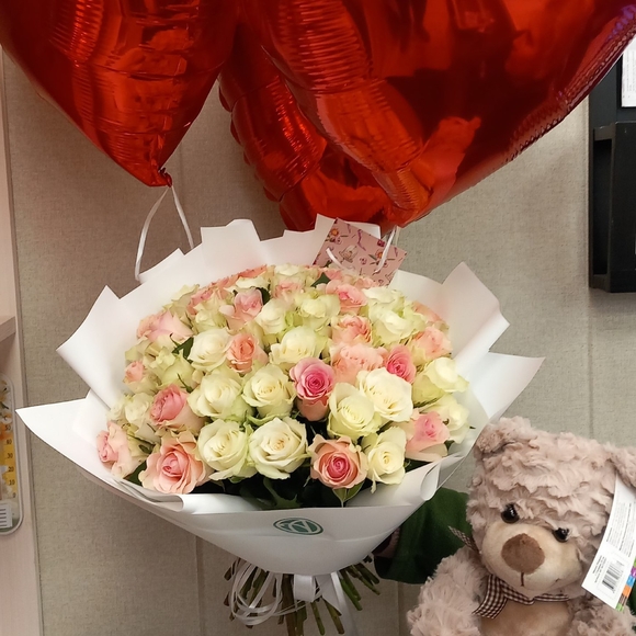 Букет из 51 белой и розовой розы Кения (35 см) в корейской упаковке