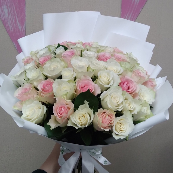 Букет из 51 белой и розовой розы Кения (35 см) в корейской упаковке