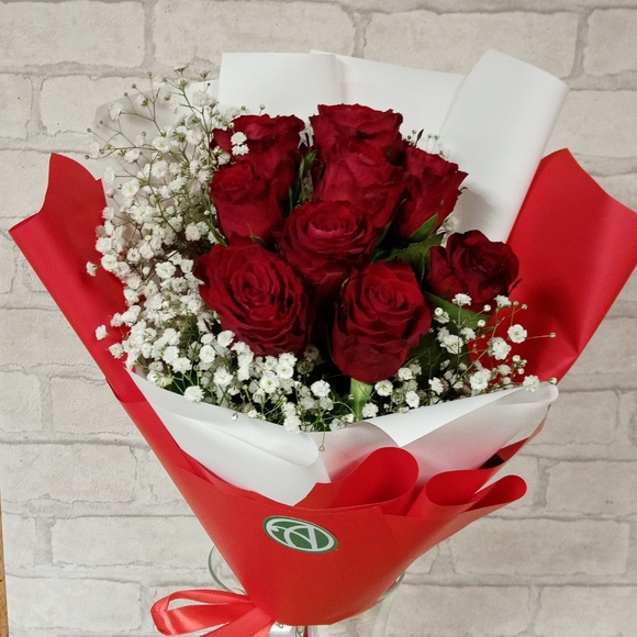 Букет из красных роз 50 см (Кения) и гипсофилы - S в корейской упаковке